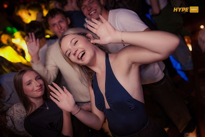 Dziewczyny tańczą i się śmieją