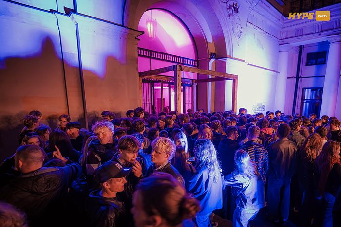 Pełny dziedziniec Opery w fioletowym świetle